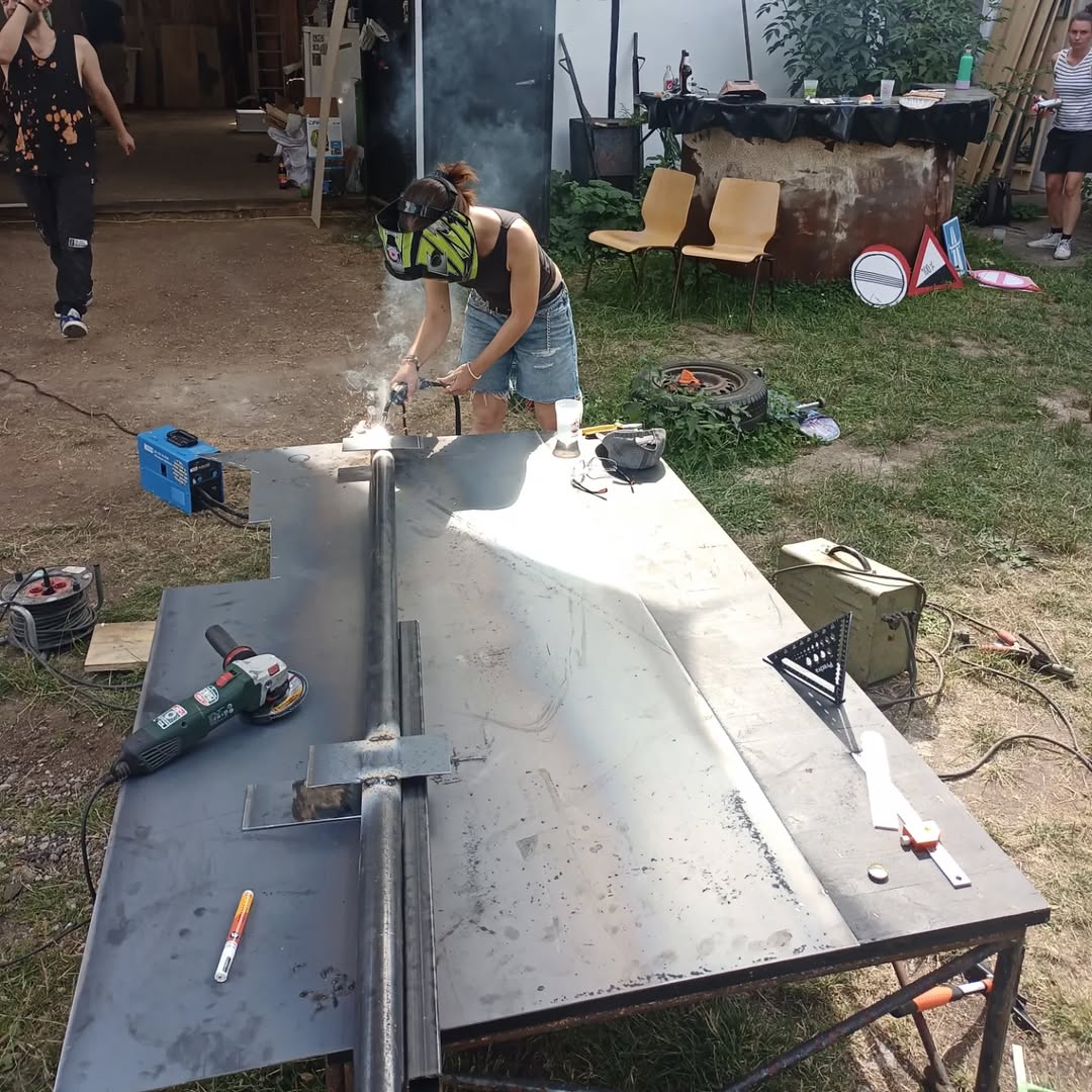 Eine Person schweißt ein Rail für die Skatenacht