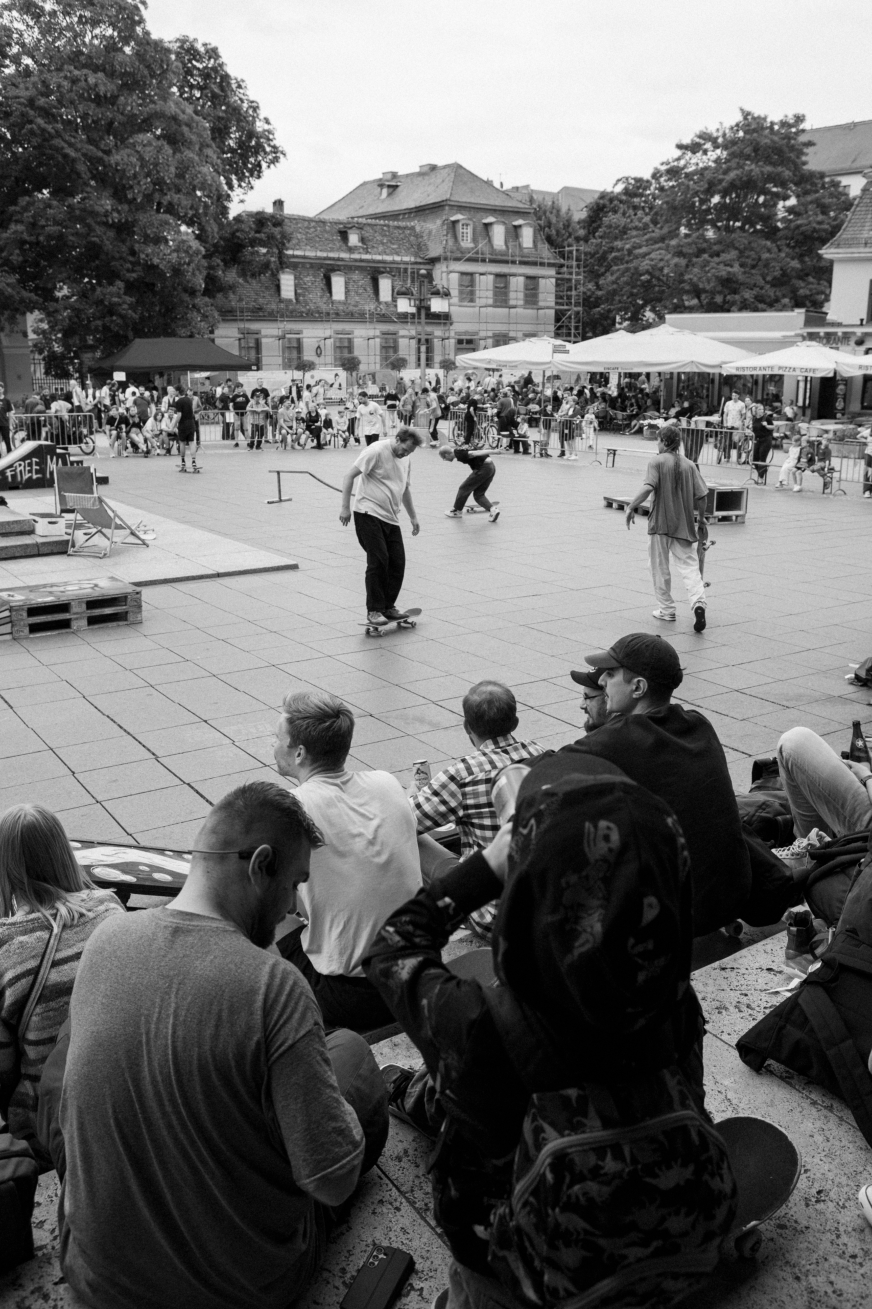 Überblick über den vollen Theaterplatz